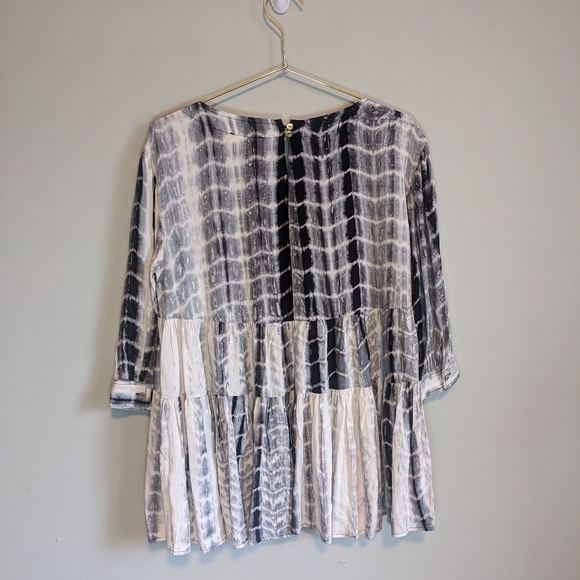 Entro Black and White Tie Dye Peplum Swing Top, size S - Picture 3 of 4